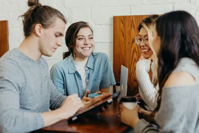 Un groupe de jeunes qui discutent autour d'un café