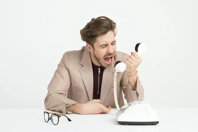 Homme criant au téléphone