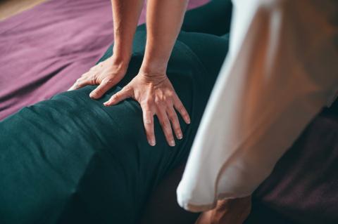 Personne étant manipulée au niveau du dos